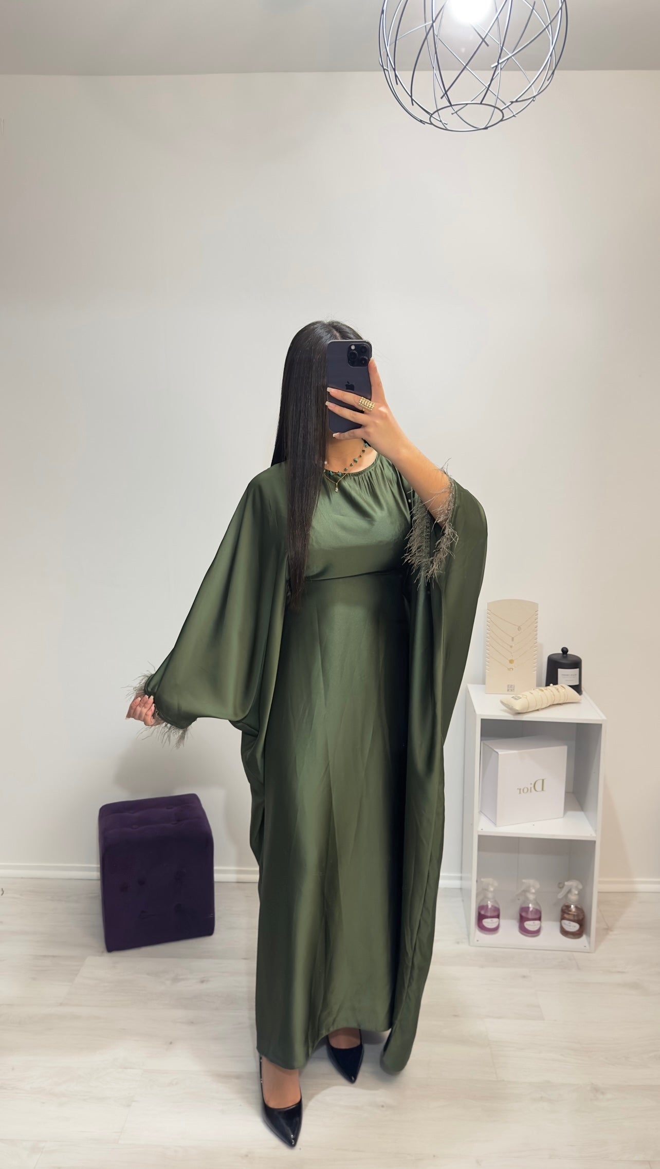 ABAYA SATINÉE À PLUMES KAKI