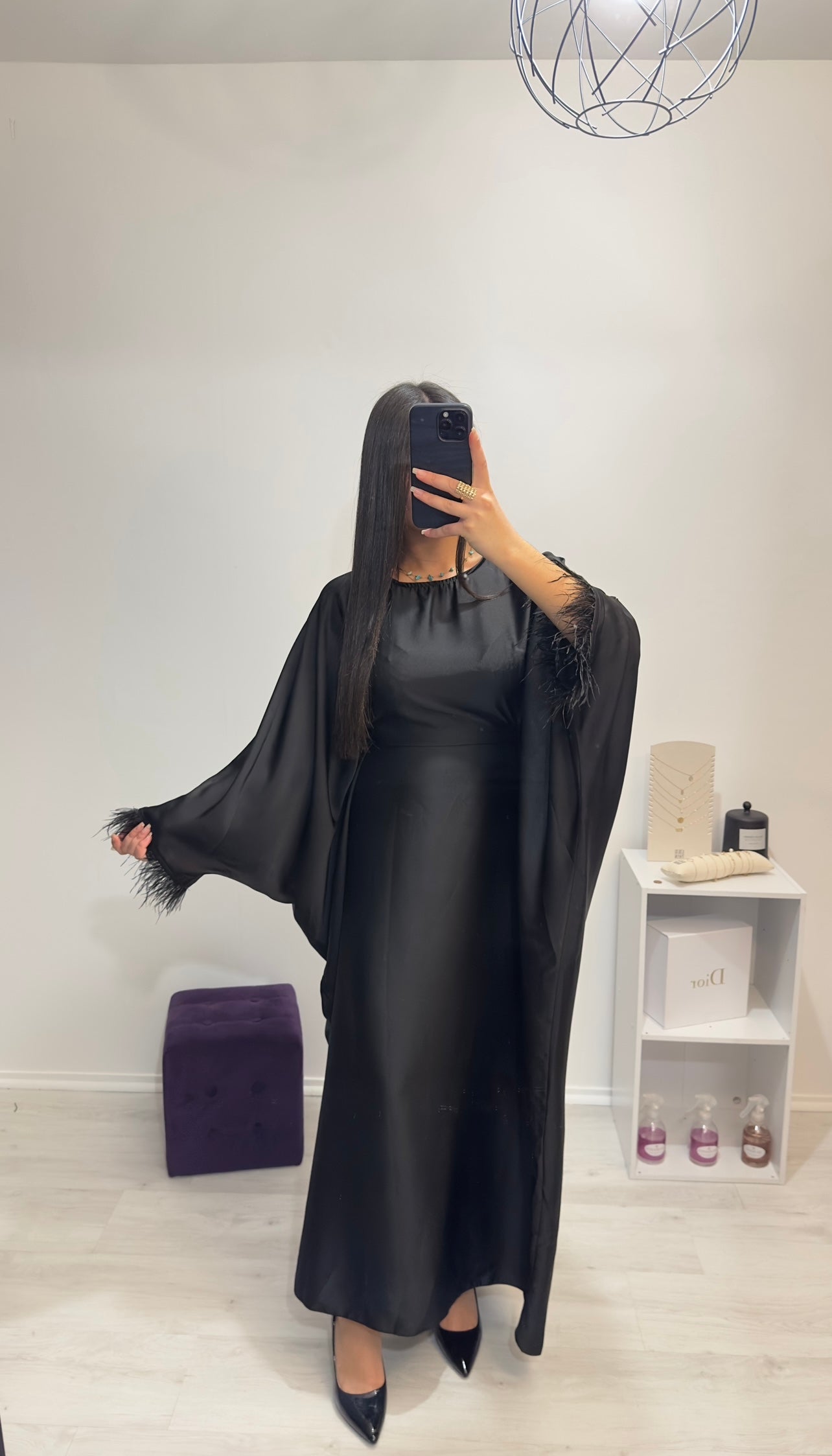 ABAYA SATINÉE À PLUMES NOIRE